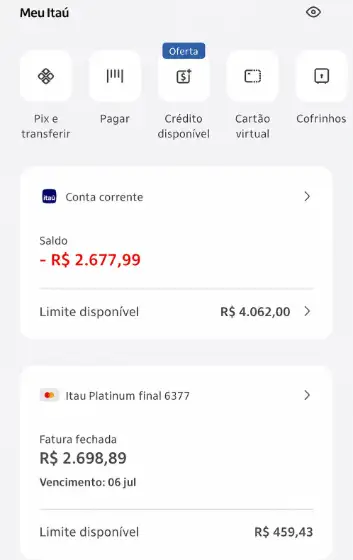 Mãos sobre o extrato bancário, mesa de casa