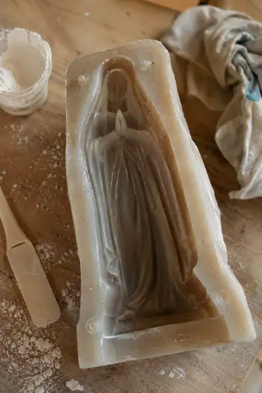 Molde de silicone com resíduo de gesso aberto na mesa