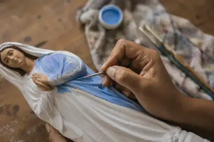 Mão pintando os detalhes do manto